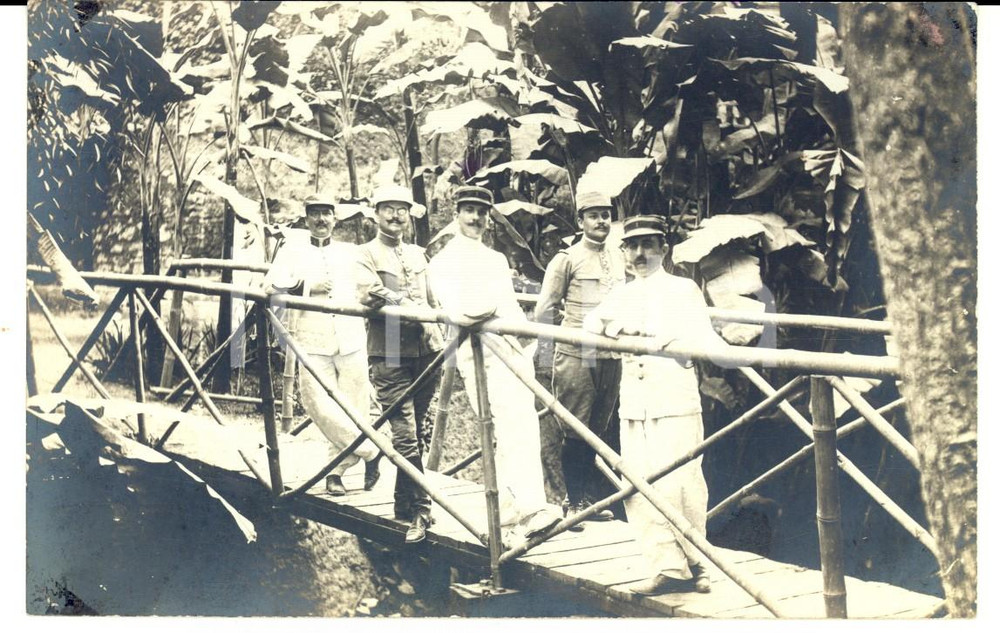 Fotografia d epoca originale 1911 ECOLE MILITAIRE SAINTCYR Officiers sur un petit pont Photo carte postale 1