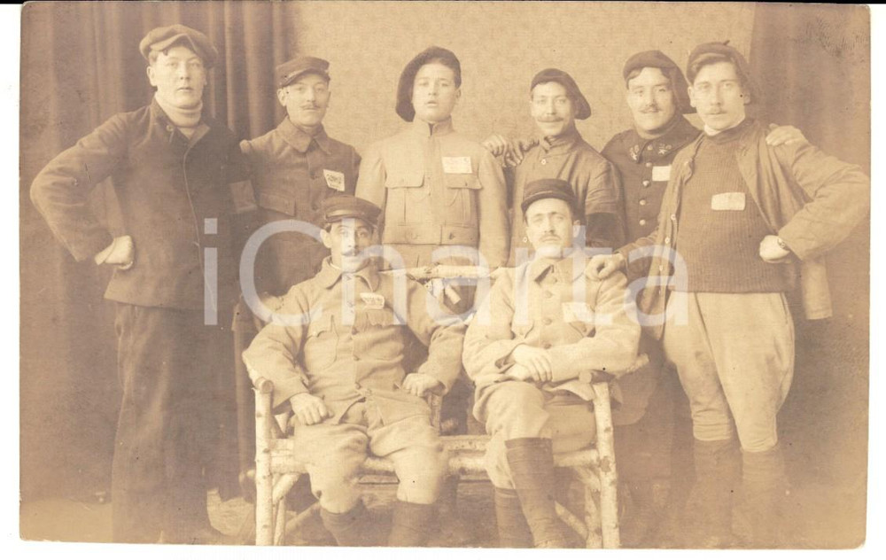 Fotografia d epoca originale 1915 ca FRANCE Soldati di fanteria con numero sul petto PRIGIONIERI? Foto 1