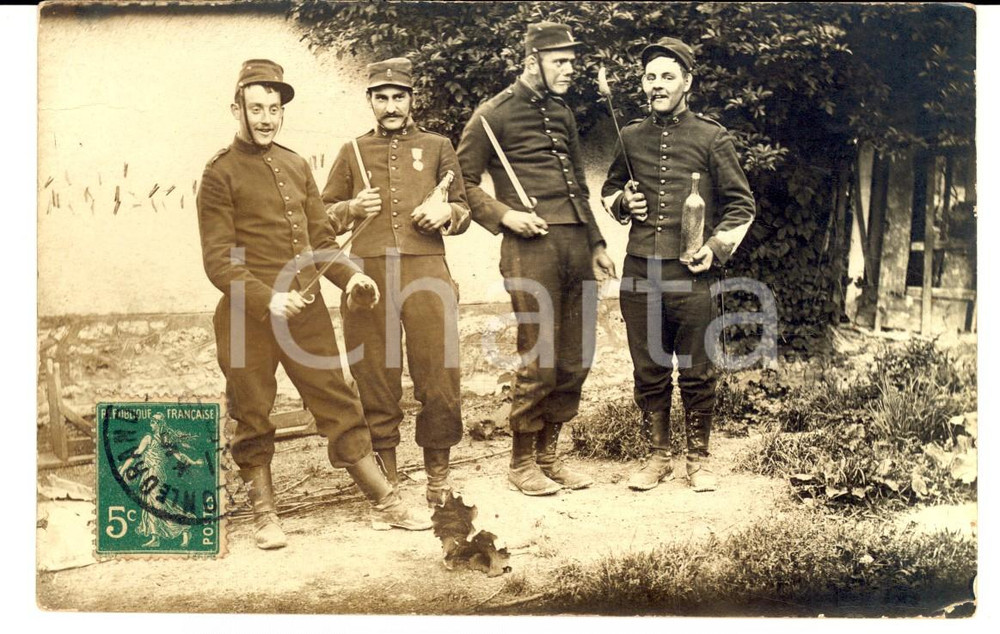 Fotografia d epoca originale 1910 CAMP DE CHALONS F Soldati 5Â° reggimento fanteria scherzano con le armi 1