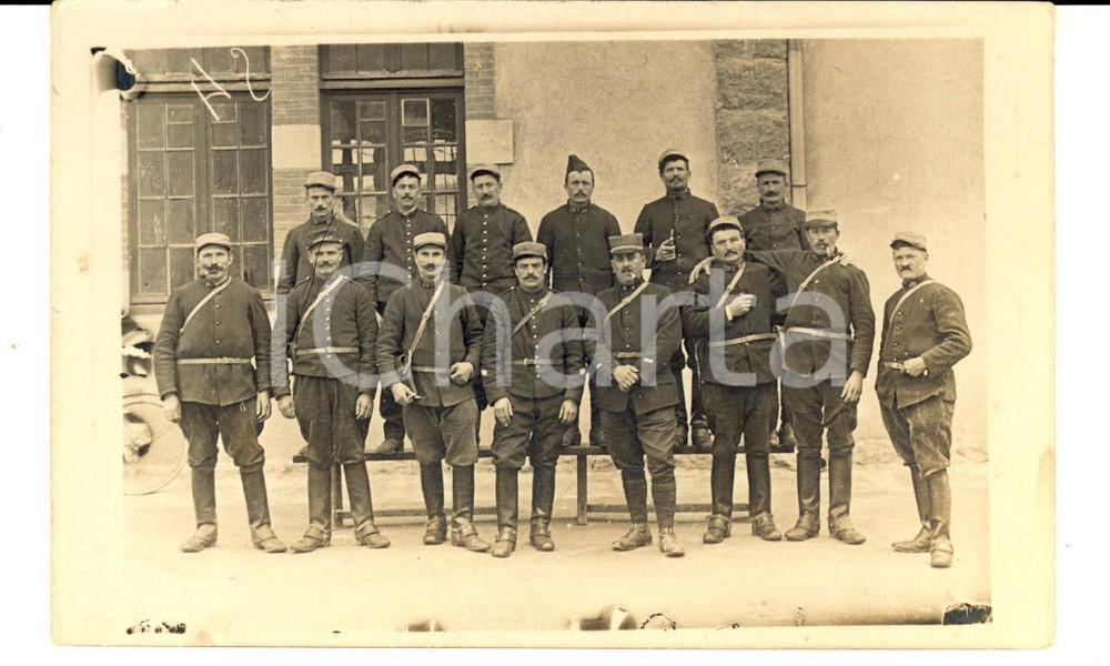 Fotografia d epoca originale 1915 LA COURTINE F Soldati di fanteria nel cortile di una caserma Foto FP 1