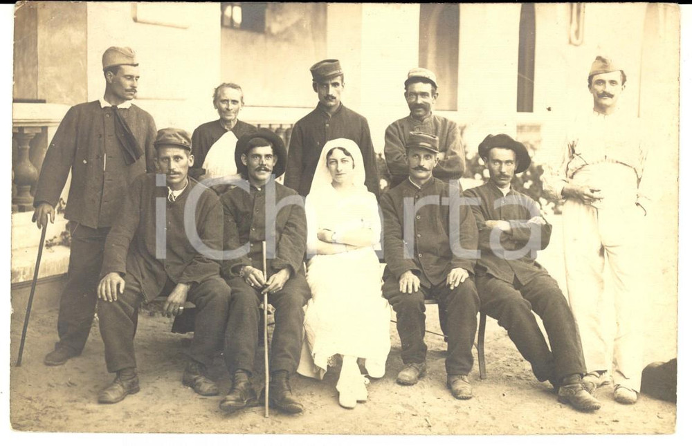 Fotografia d epoca originale 1915 ca WW1 FRANCIA Ospedale militare  Feriti posano con un infermiera Foto 1