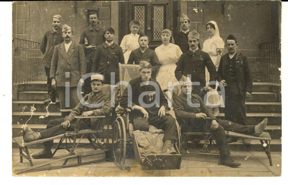 Fotografia d epoca originale 1915 ca WW1 FRANCIA Giovane mutilato decorato con altri feriti e infermiere 1