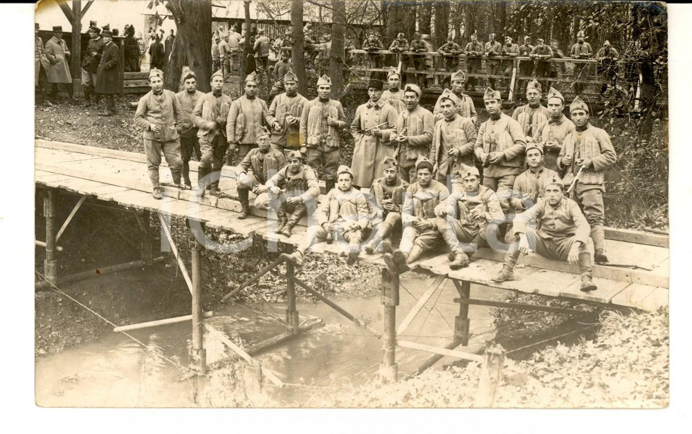 Fotografia d epoca originale 1920 ca FRANCIA Allievi di una scuola militare su un ponticello provvisorio 1