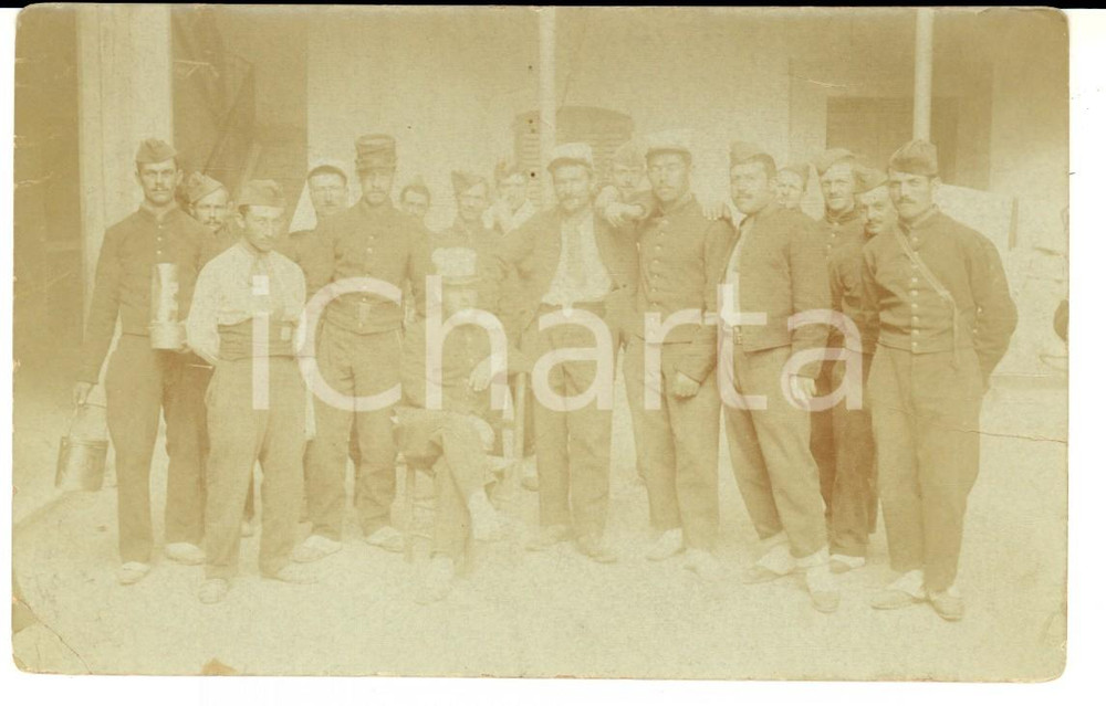 Fotografia d epoca originale 1910 ca FRANCE Soldati di fanteria posano in un cortile Foto MILITARE 1