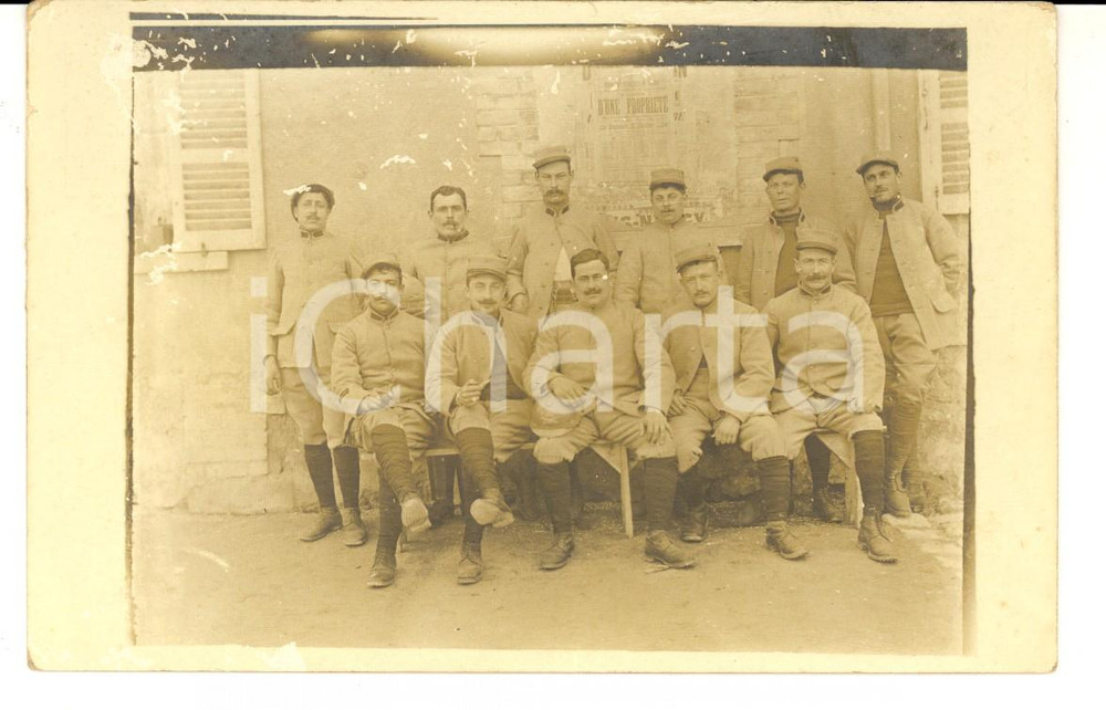 Fotografia d epoca originale 1915 ca WW1 FRANCIA Soldati di fanteria sulla panchina di un paese Foto FP 1