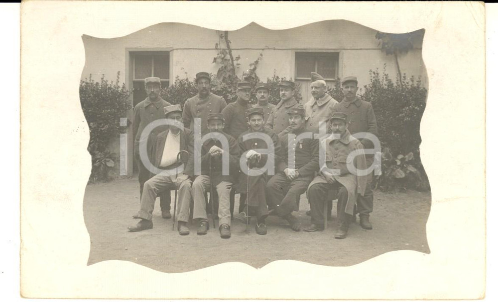 Fotografia d epoca originale 1915 WW1 FRANCIA Militari feriti e mutilati nel cortile dell ospedale Foto FP 1