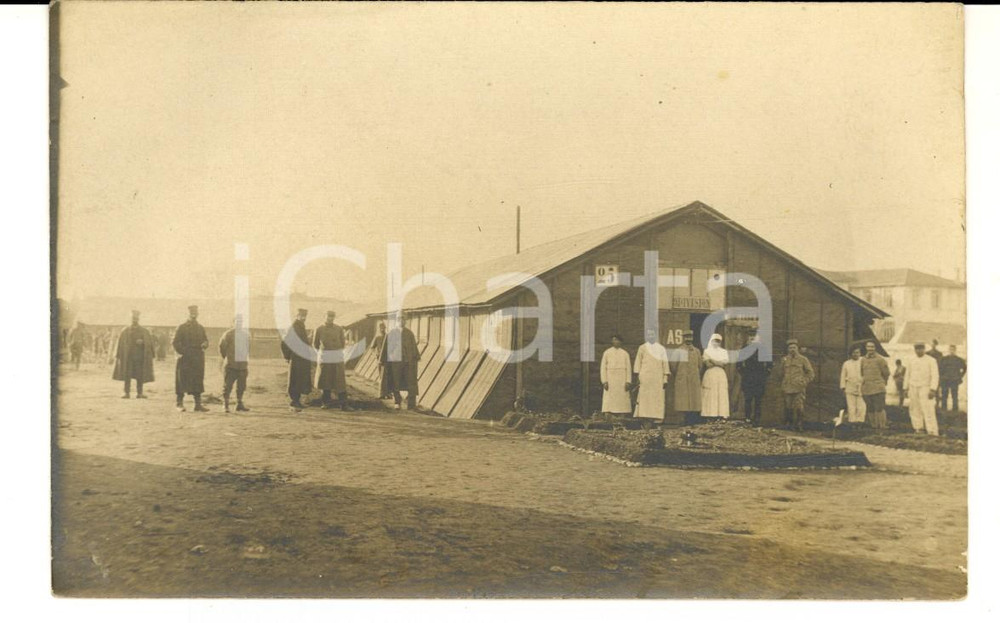 Fotografia d epoca originale 1915 ca WW1 FRANCIA Militari davanti al blocco di un ospedale da campo Foto FP 1