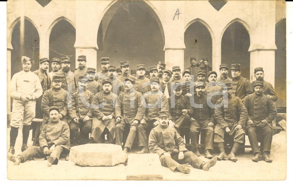 Fotografia d epoca originale 1915 WW1 FRANCIA Soldati della fanteria posano in un cortile Foto militare 1