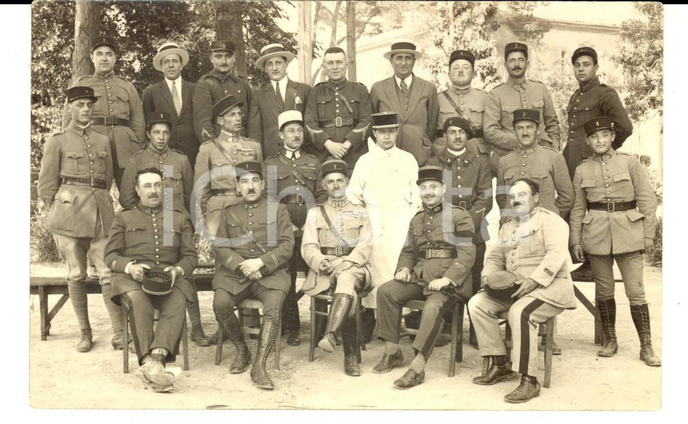 Fotografia d epoca originale 1915 ca WW1 FRANCIA Borghesi posano con ufficiali in un giardino Foto FP 1