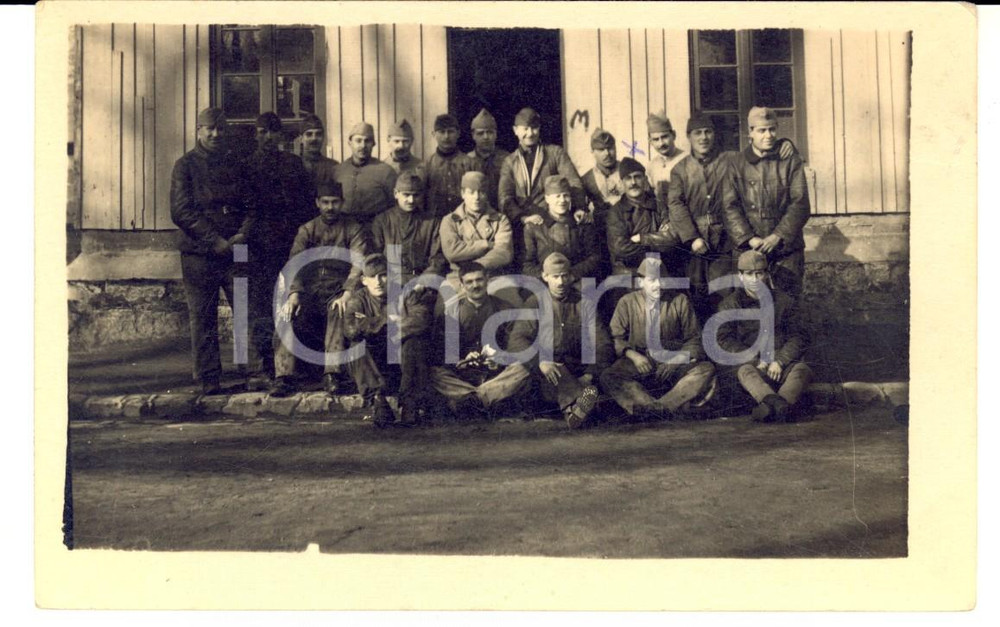 Fotografia d epoca originale 1924 PARIS Militare slavo posa con i commilitoni per foto di gruppo 1