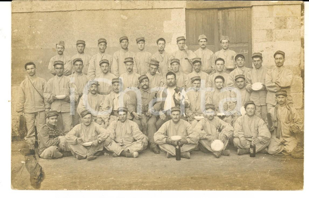 Fotografia d epoca originale 1915 ca FRANCE Soldati di fanteria con i piatti per il rancio Fotografia FP 1
