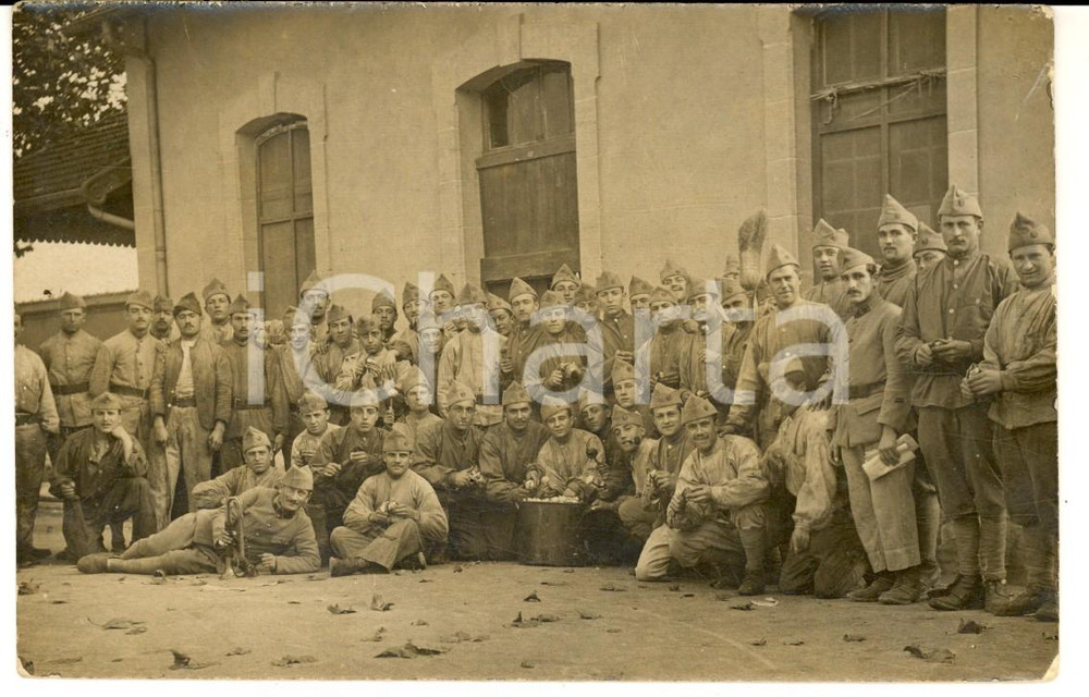 Fotografia d epoca originale 1915 ca WW1 FRANCIA Soldati di fanteria con il pentolone del rancio Foto 1