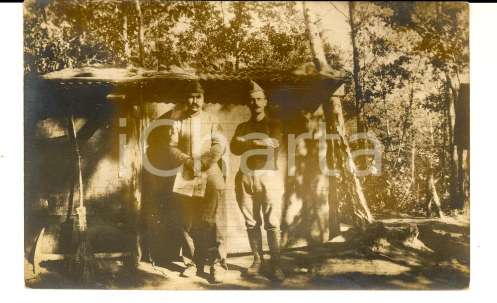 1915 ca WW1 FRANCIA Militari di fanteria vicino a una capanna *Fotografia