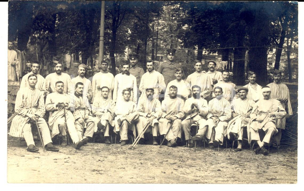 Fotografia d epoca originale 1915 WW1 FRANCIA Ospedale militare  Feriti posano con due ufficiali Foto FP 1