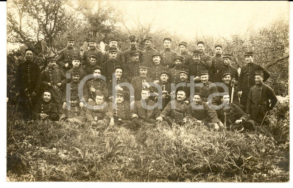 Fotografia d epoca originale 1915 ca WW1 FRANCIA Soldati di fanteria posano in un bosco con le sciabole Foto 1