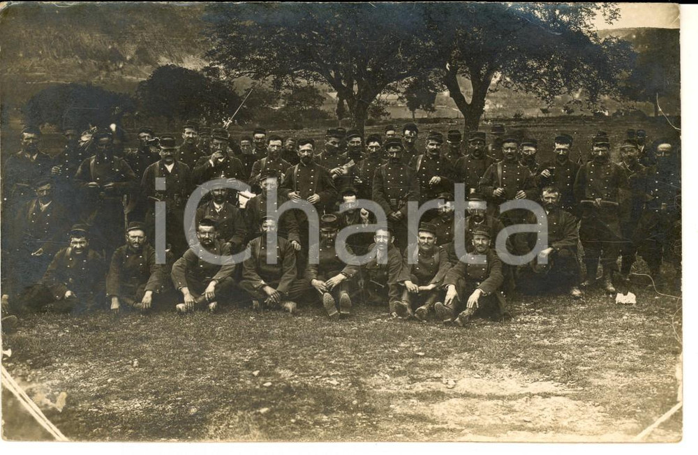 Fotografia d epoca originale 1915 ca WW1 FRANCIA Militari di fanteria posano sul luogo di battaglia Foto 1