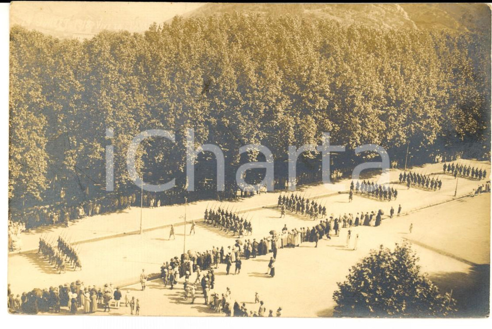 Fotografia d epoca originale 1918 WW1 FRANCIA Veduta dall alto di una parata militare Foto seriale 1