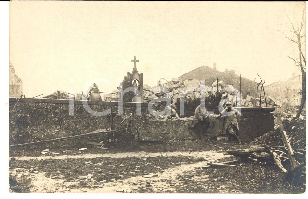 Fotografia d epoca originale 1918 WW1 FRANCE Ufficiali sanitari presso un cimitero distrutto dalla guerra 1