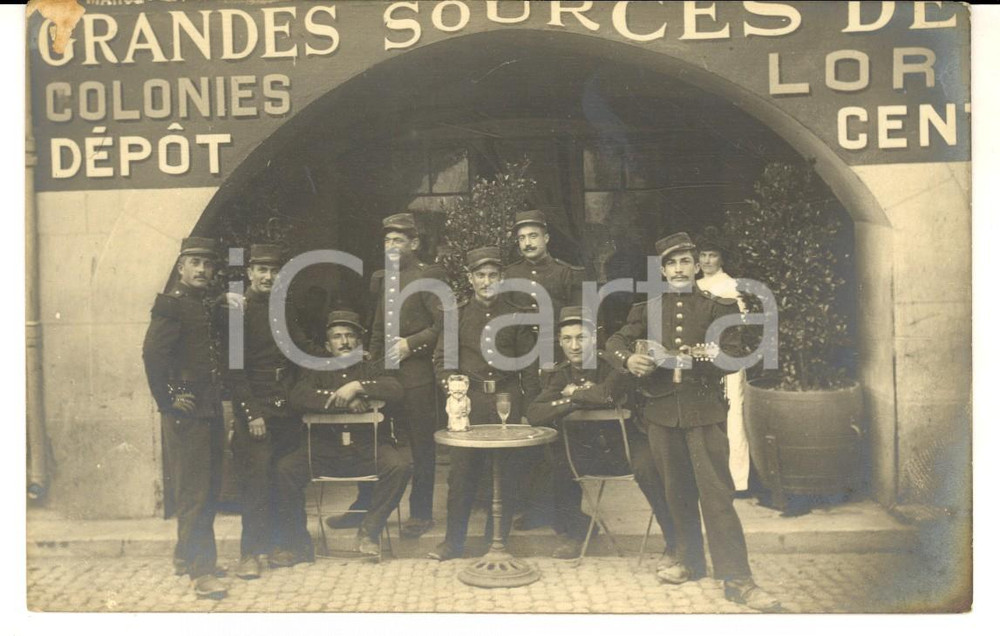 Fotografia d epoca originale 1915 ca WW1 FRANCE Ufficiali in località termale con un mandolino Foto cartolina 1