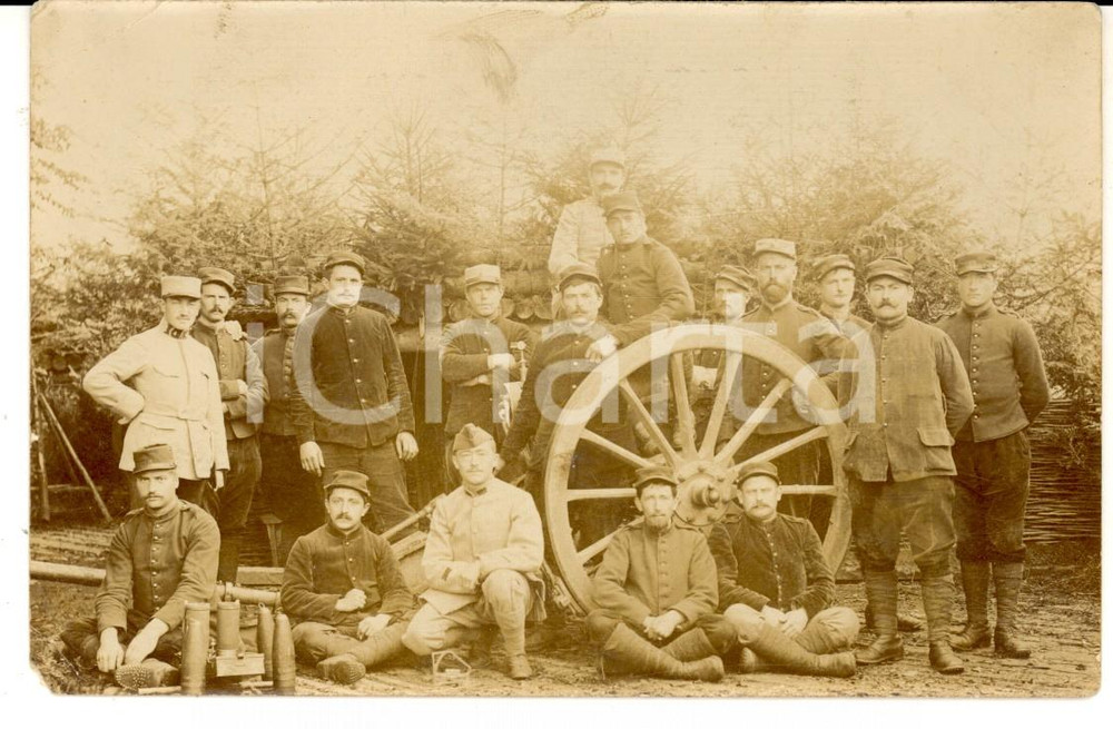 Fotografia d epoca originale 1915 ca WW1 FRANCIA Militari posano su un carro in deposito Foto cartolina 1