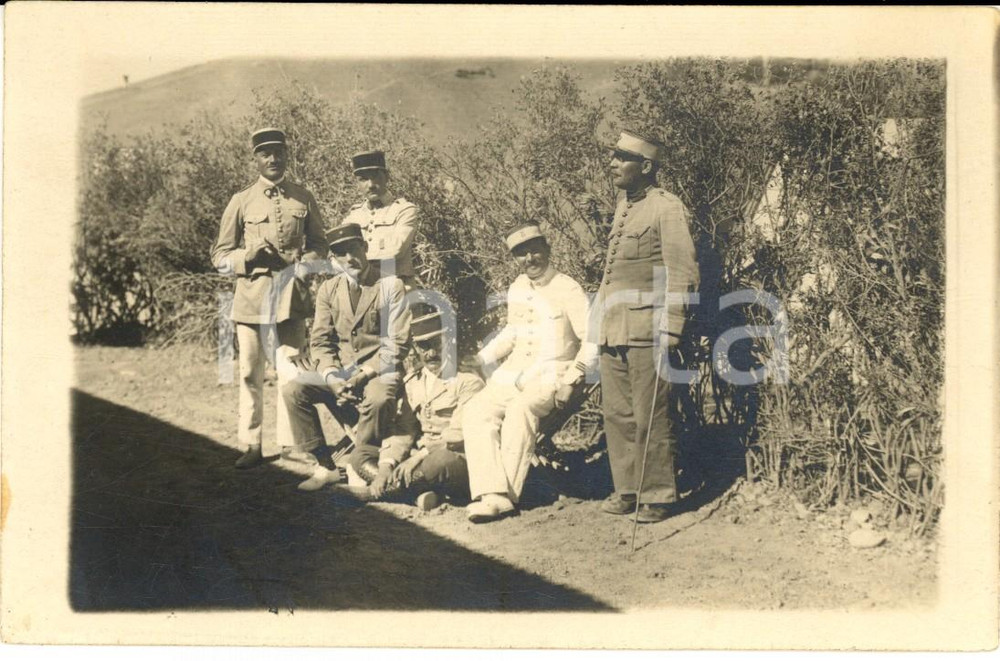 Fotografia d epoca originale 1915 ca WW1 FRANCIA Ufficiali riposano al sole Foto cartolina 1