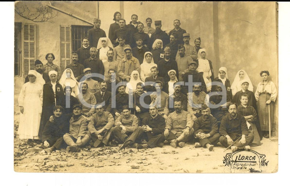 Fotografia d epoca originale 1915 ca WW1 FRANCIA Ospedale militare  Feriti posano con suore e infermiere 1