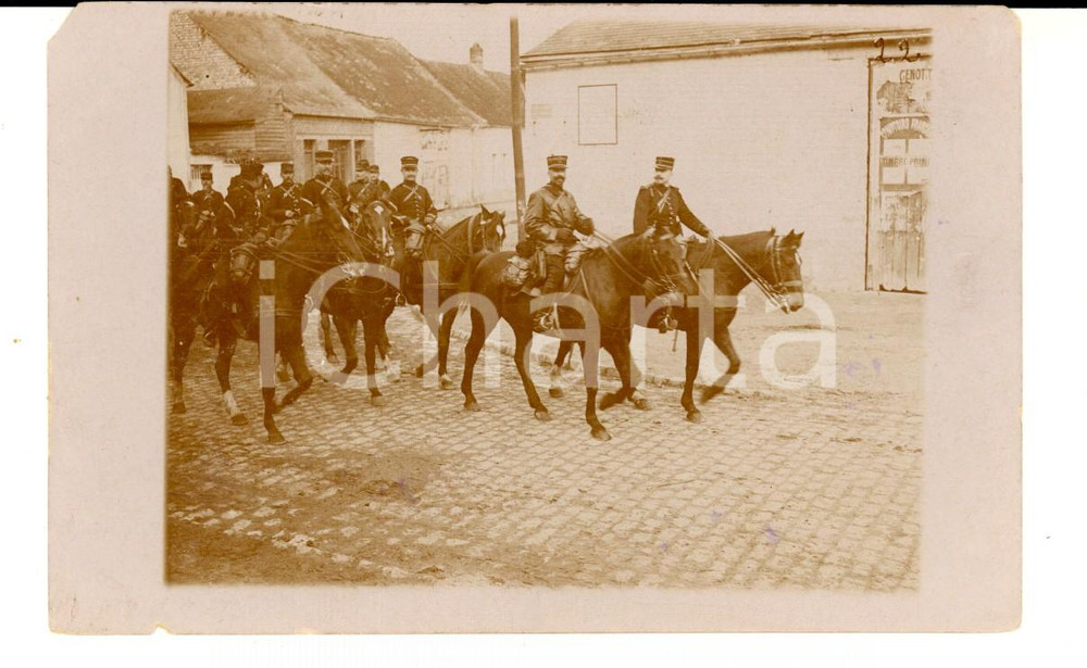Fotografia d epoca originale 1910 ca FRANCIA Reparto a cavallo passa all interno di un paese Foto FP 1