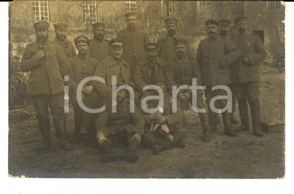 Fotografia d epoca originale 1915 ca WW1 GERMANIA Ufficiali posano nel cortile di una caserma Foto FP 1