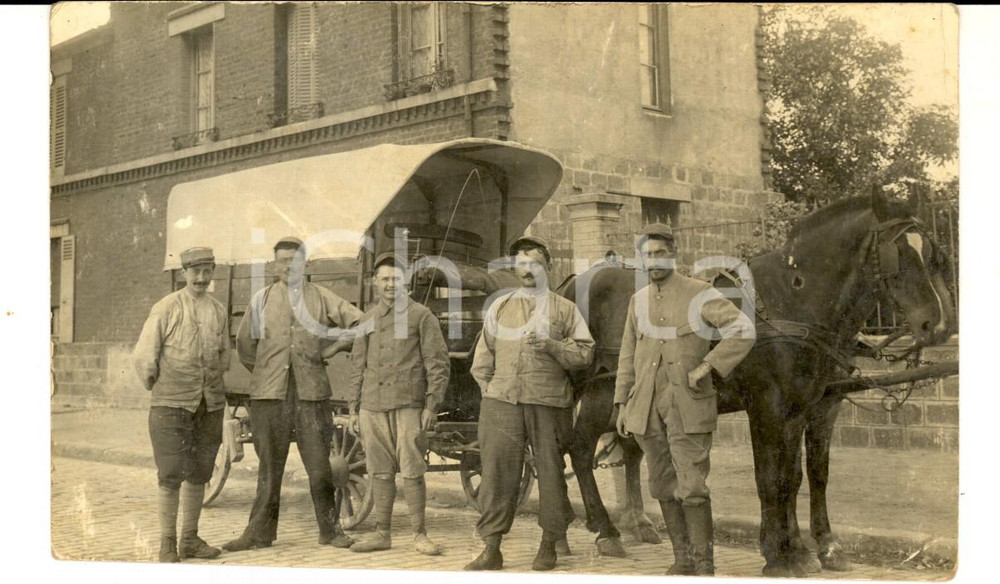 Fotografia d epoca originale 1915 ca WW1 FRANCIA  Militari di fanteria posano con un calesse Foto FP 1 1