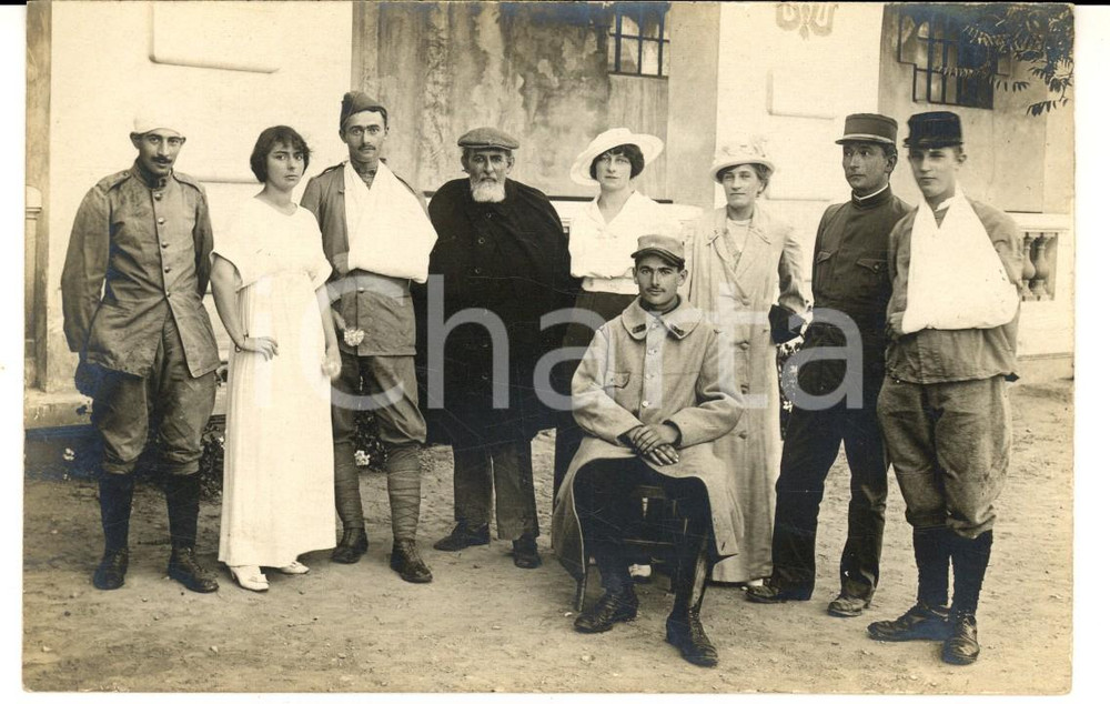 Fotografia d epoca originale 1915 ca WW1 FRANCIA Soldati feriti posano con una famiglia Fotografia FP 1