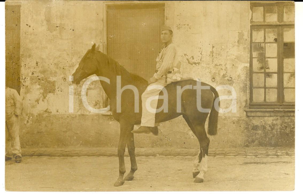 Fotografia d epoca originale 1915 ca WW1 FRANCIA Ufficiale di fanteria a cavallo in un cortile Fotografia 1