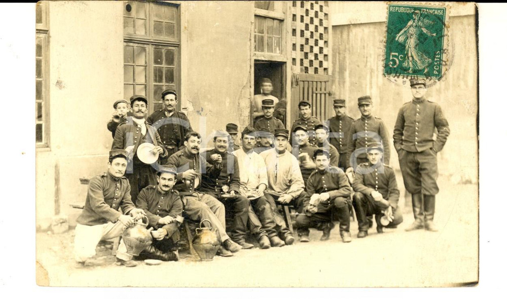 Fotografia d epoca originale 1910 ca MARSEILLE F Soldati di fanteria scherzano con piatti e bicchieri Foto 1