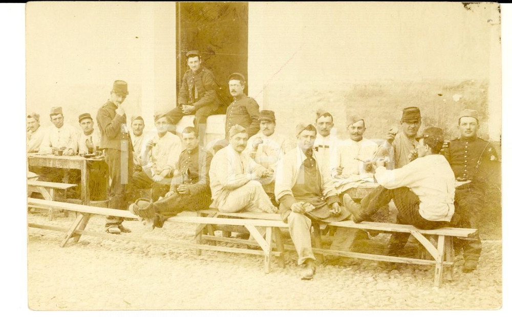 Fotografia d epoca originale 1915 ca WW1 FRANCIA Militari di fanteria alla tavola del rancio Foto cartolina 1