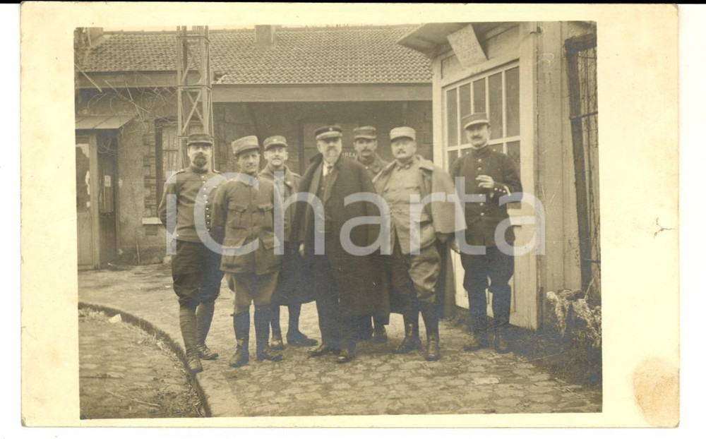 Fotografia d epoca originale 1915 WW1 FRANCE Gruppo di ufficiali nel cortile di un deposito Foto cartolina 1