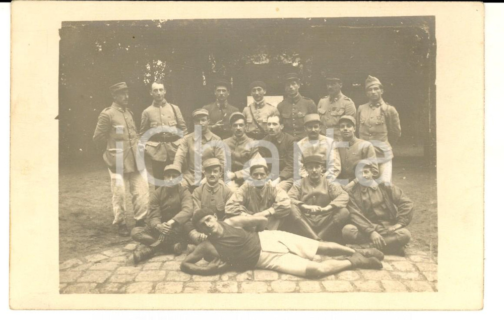 Fotografia d epoca originale 1915 ca WW1 FRANCE Gruppo di militari posa con giovane sportivo Foto cartolina 1