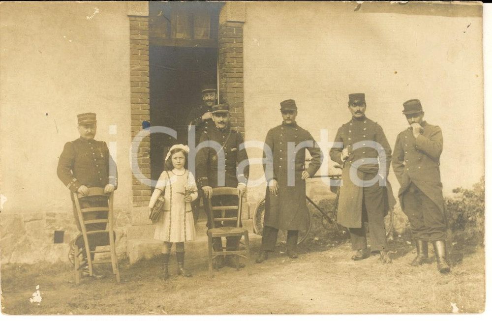 Fotografia d epoca originale 1915 ca WW1 FRANCE Militari di fanteria posano con una piccola scolara Foto 1