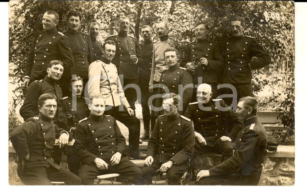 Fotografia d epoca originale 1915 ca WW1 FRANCE Gruppo di ufficiali in un giardino pubblico Foto cartolina 1