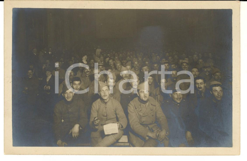 Fotografia d epoca originale 1918 ca WW1 Militari francesi assistono ad uno spettacolo Fotografia 1