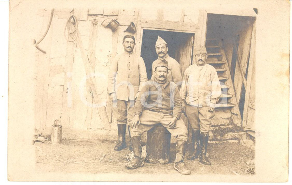 Fotografia d epoca originale 1915 ca WW1 FRANCIA Soldati di fanteria nel cortile di una cascina Foto 1