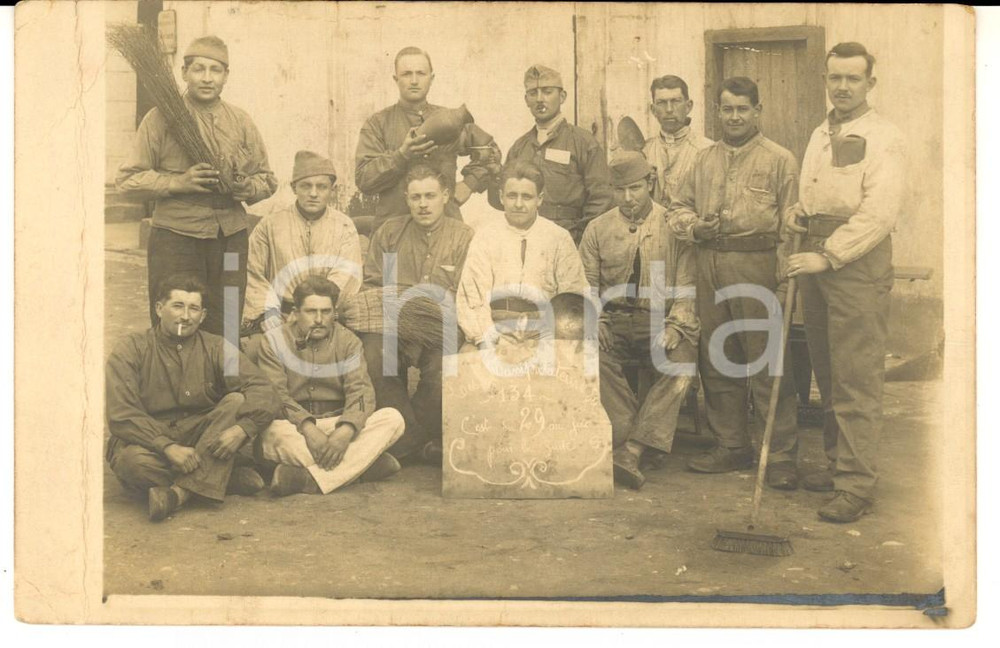 Fotografia d epoca originale 1915 ca WW1 FRANCIA Soldati 134Â° reggimento di fanteria armati di scopa Foto 1