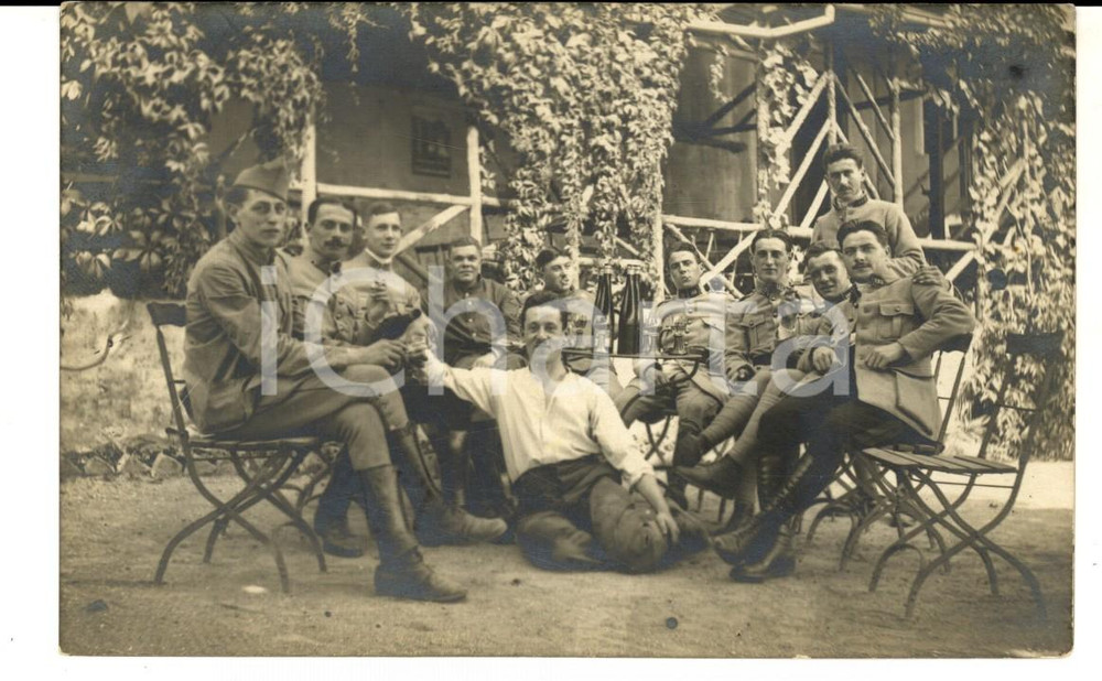 Fotografia d epoca originale 1920 ca FRANCE Borghese ubriaco posa con un gruppo di ufficiali Foto cartolina 1
