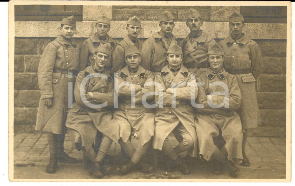 Fotografia d epoca originale 1920 GRANVILLE F Giovani ufficiali posano in cortile Foto ARMEE DE TERRE 1