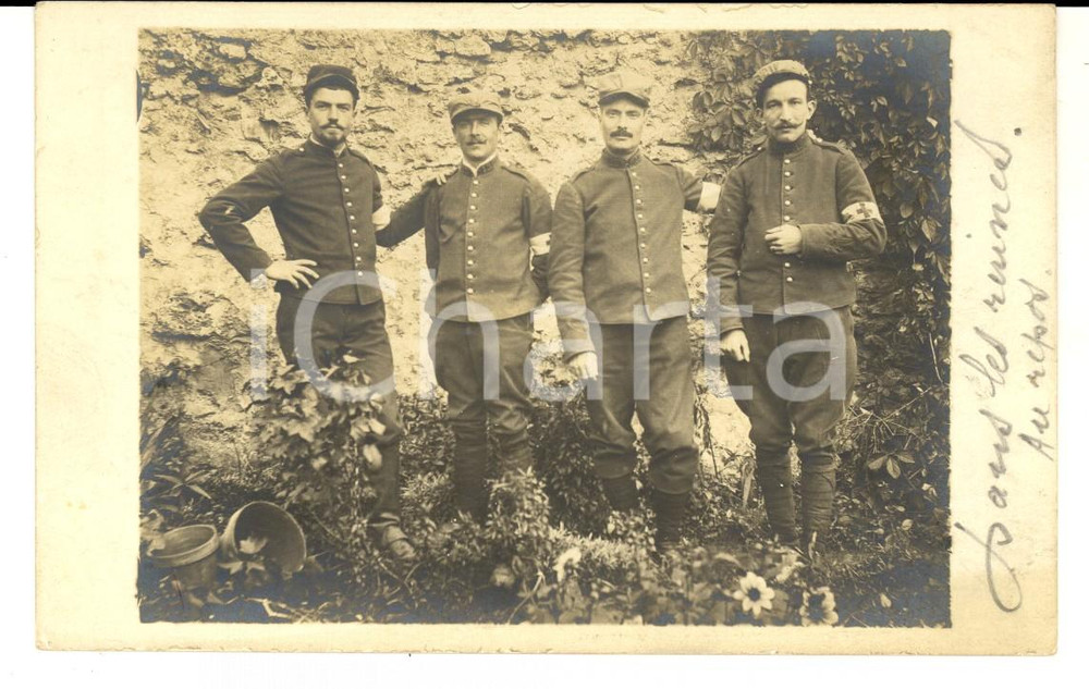 Fotografia d epoca originale 1915 ca WW1 FRANCE Officiers sanitaires dans les ruines Photo carte postale 1