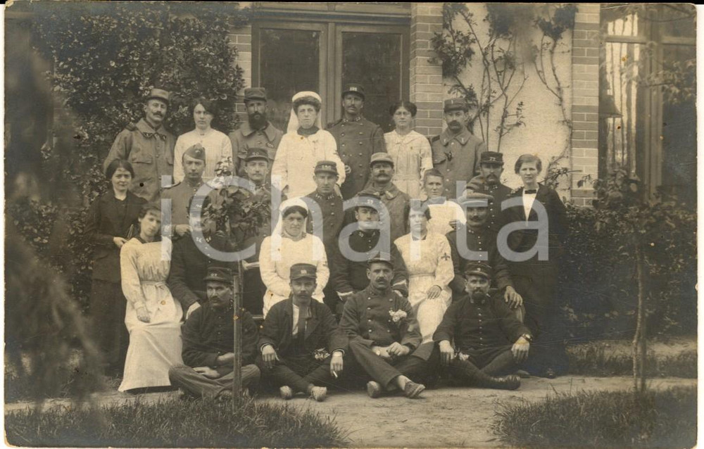 1915 WW1 FRANCE Soldats d'infanterie avec leurs infirmières *Photo carte postale