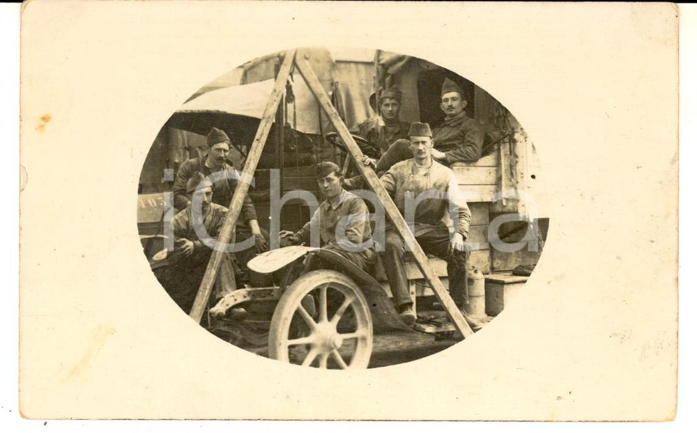 Fotografia d epoca originale 1915 WW1 FRANCE Gruppo di soldati con mezzi di guerra Foto cartolina 1