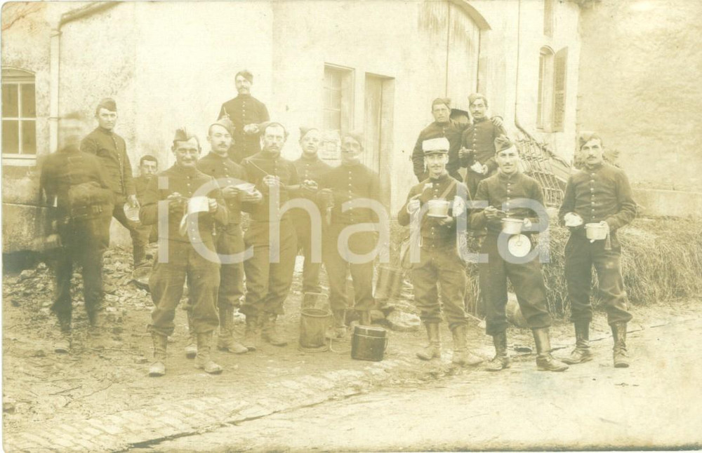 Fotografia d epoca originale 1910 BAYON F Rancio in piedi per i soldati al campo Cartolina FP VG 1