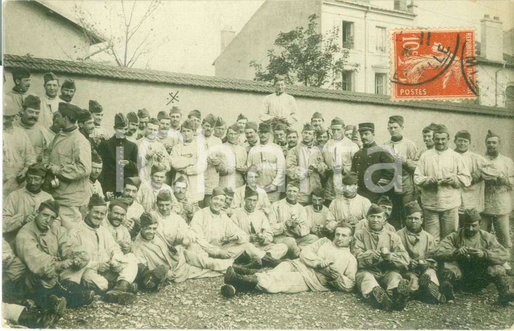 Fotografia d epoca originale 1909 NANCY F Soldati al campo militare pelano patate per la cena Foto FP VG 1