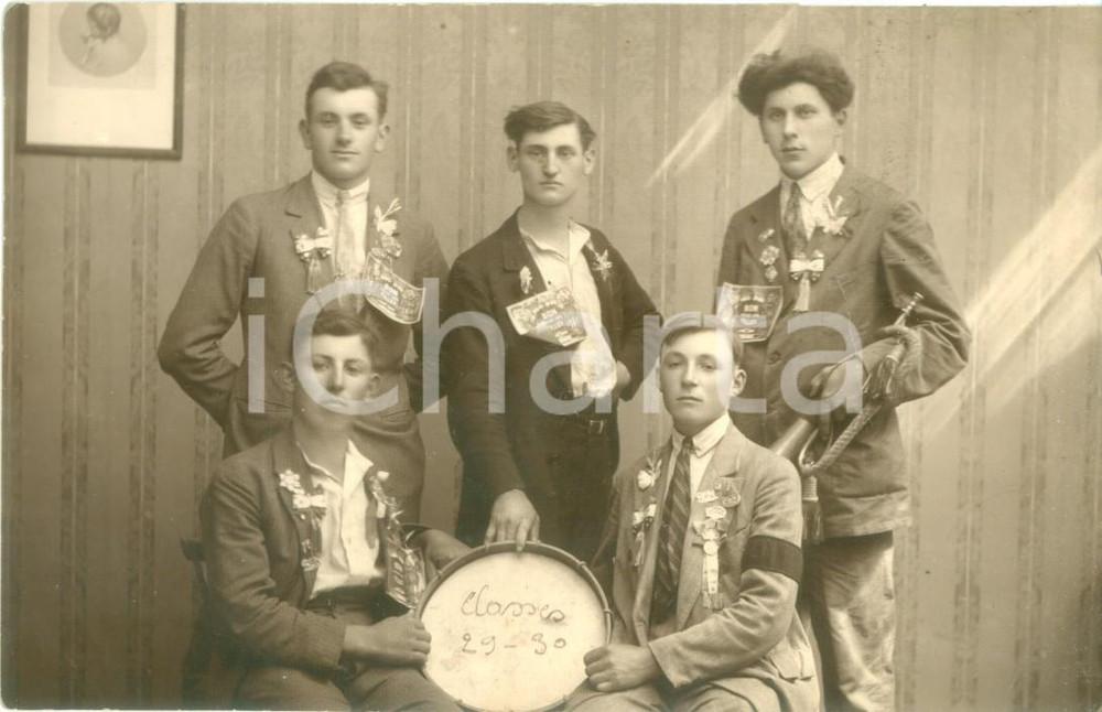 Fotografia d epoca originale 1920 ca FRANCE Giovani bandisti con coccarda Bon pour les filles Foto Goliardica 1
