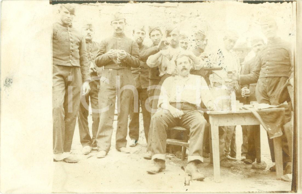 Fotografia d epoca originale 1910 ca DIGNELESBAINS F Soldati al campo si rilassano con vino Cartolina FP 1