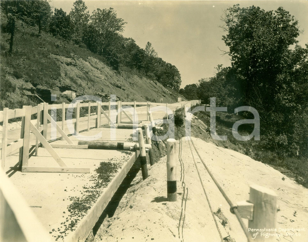 Fotografia d epoca originale 1933 GREENE COUNTY, PENNSYLVANIA Lastroni e pali contenimento frane autostrada 1
